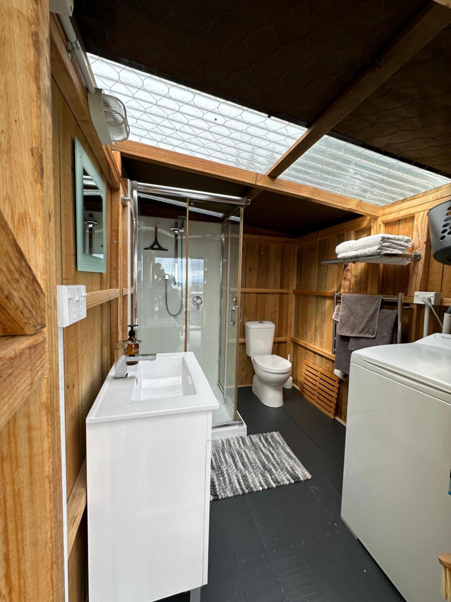 The Shed With A View Apartment Mahana ภายนอก รูปภาพ